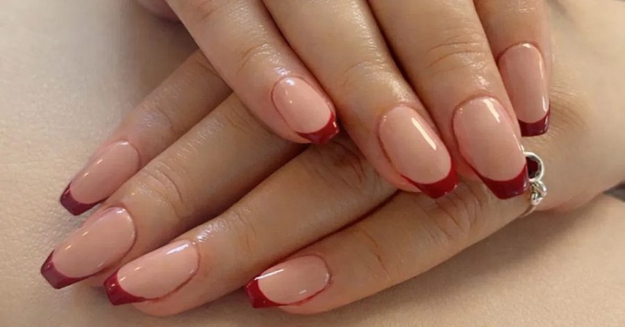 أظافر فرنسية بلون أحمر غامق